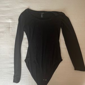 Selling a bundle 3 long sleeve bodysuits black white & grey (look at all photos)
